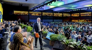 Lula é recebido com vaias durante evento com prefeitos