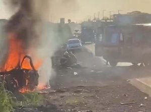 Pessoa morre carbonizada e colisão com caminhão da Prefeitura deixa feridos em MT; vídeo