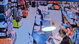 Assaltante é flagrado pela PM com relógios furtados nas partes íntimas em Rondonópolis; câmera flagra crime