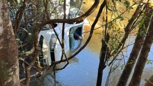 Duas pessoas morrem após carro cair em rio no interior de MT; veja