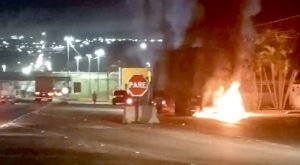 Vídeos mostram semirreboque de carreta sendo consumido pelas chamas em Rondonópolis; assista