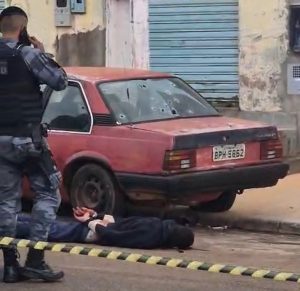 Trio furta residência, foge e acaba baleado pela PM após troca de tiros em Rondonópolis; vídeos