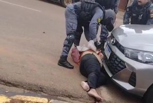 Mulher é atropelada durante fuga de criminoso na contramão em Rondonópolis; vídeo