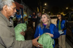 Secretaria de Assistência Social distribui cobertores às pessoas em situação de rua durante frente fria