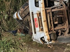 Motorista fica ferido após tombar carreta na Serra de São Vicente; vídeo