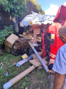 Colisão entre veículos de carga causou caos e lentidão na Serra de São Vicente; confira as fotos