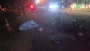 Tentativa de ultrapassagem indevida deixa dois motociclistas mortos em Cuiabá; veja vídeos