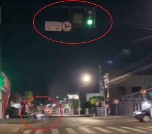 Motoqueiro foge na contramão, se esborracha no chão e acaba preso pela PM em Rondonópolis; vídeo mostra fuga