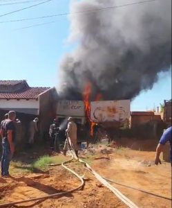 Vídeo impressionante mostra ônibus sendo destruído pelas chamas em Rondonópolis