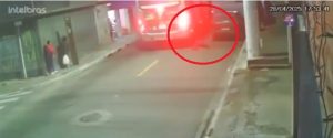 Vídeo mostra ônibus passando por cima e esmagando cabeça de bêbado que caiu na rua