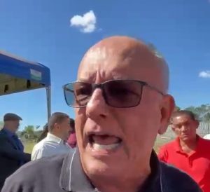 Tentando voltar à cena, Zé do Pátio reaparece e Carlos Júnior puxa a fila das pauladas públicas