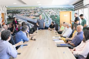 Prefeito Abilio explica ordenamento das calçadas ao setor de comércio e serviços