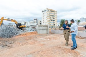 Vice-prefeita vistoria interdições e orienta motoristas sobre o trânsito