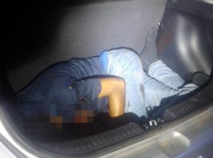 Criminosos matam homem a tiros e deixam corpo amarrado no porta-malas em MT