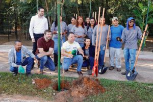 Prefeito Cláudio marca início das ações da Semana do Meio Ambiente com plantio de árvores