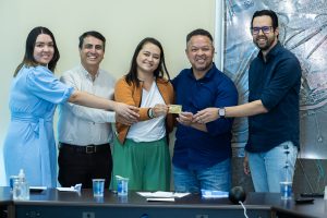 Prefeito Cláudio entrega cartões corporativos para coordenadores das unidades de saúde