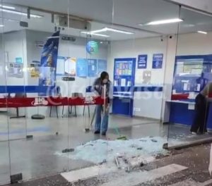 Motorista bêbado ‘explode’ vidro de supermercado dando ré e acaba preso em Rondonópolis; vídeo