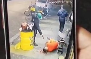 Vídeo mostra homem sendo assassinado por pistoleiro a tiros na frente de adega