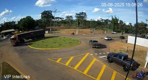 Câmera flagra carreta destruindo novo paisagismo na Vila Goulart