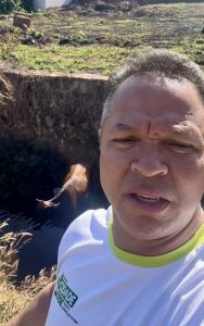 Revoltado, Cláudio Ferreira registra gado que despencou em canal de drenagem e denuncia descaso em Rondonópolis; veja vídeo