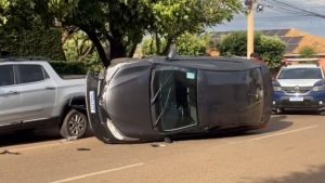 Idoso tomba veículo após passar mal e vai parar no Hospital Regional de Rondonópolis; vídeo