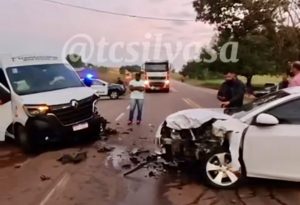 Colisão brutal entre carro e van deixa o anel viário interditado em Rondonópolis; vídeo