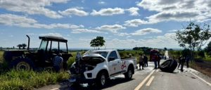 Trator tem roda arrancada após colisão com camionete em rodovia de MT; veja o estrago