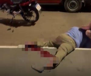 Vídeo forte mostra homem ferido após acidente entre motos em Rondonópolis