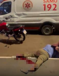 Vídeo forte mostra homem ferido após acidente entre motos em Rondonópolis