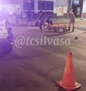 Forte colisão na Bandeirantes deixa motociclista ferido e carro danificado em Rondonópolis; vídeo