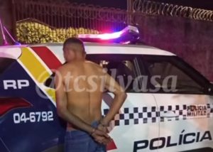 Homem bêbado espanca companheira e acaba a noite na ‘jaula’ em Rondonópolis; vídeo