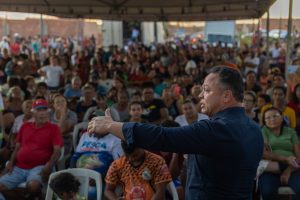 Prefeito assina ordem de serviço para levar energia elétrica ao Alfredo de Castro 3