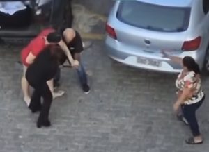 Trans tenta matar o padrasto e vídeo mostra briga tensa em MT; assista
