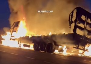 Motorista escapa da morte após carreta ser consumida pelas chamas em MT; vídeo mostra o incêndio