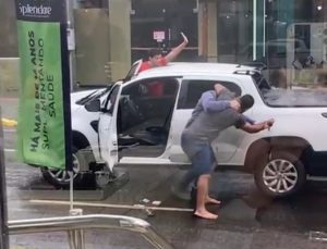 Motorista esfaqueia homem após batida de trânsito em Rondonópolis; vídeo