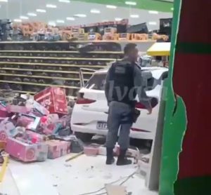 Motorista acelera e invade loja com carro em Rondonópolis; criança estava no veículo
