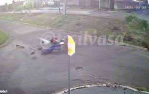 Vídeo impressionante mostra motociclista rampando canteiro e ficando desacordado em Rondonópolis