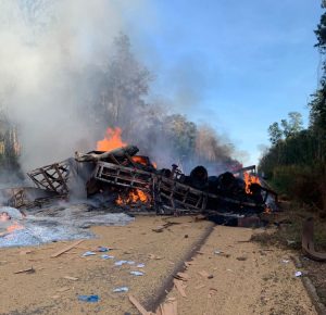 Motorista morre carbonizado em grave acidente entre carretas na BR que liga MT a RO