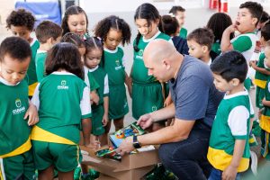Prefeito acompanha entrega de kits escolares e reforça compromisso com a qualidade