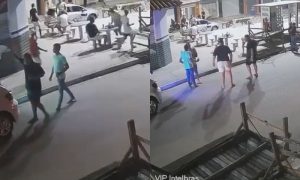 Briga por som alto termina com homem levando tiro na cabeça e agonizando até a morte; veja vídeo