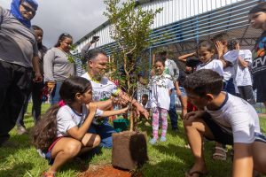 Cláudio Ferreira anuncia plantio de pomares em toda a cidade