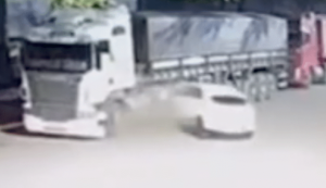 Carreteiro tenta matar a tiros motorista que colidiu em sua carreta em MT; Vigia MT flagrou acidente
