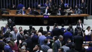 Câmara aprova regime de urgência para derrubar alta do IOF