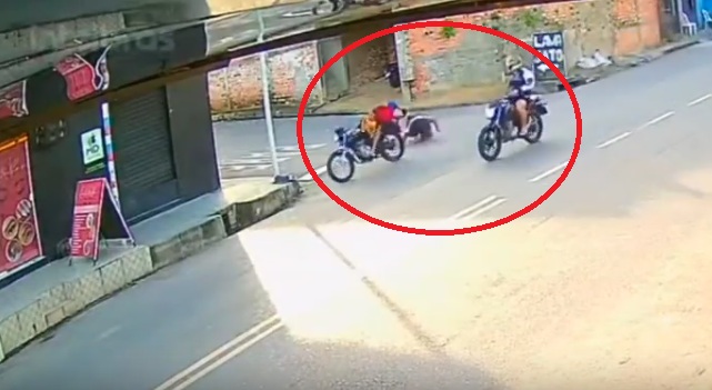 Vídeo mostra pai e filho de 2 anos sendo cruelmente assassinados por pistoleiro; assista