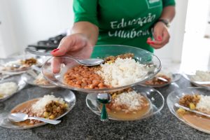 Prefeito de Cuiabá sanciona lei que autoriza merenda para professores e profissionais da educação
