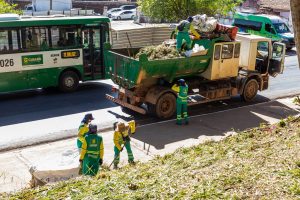 Prefeitura de Cuiabá faz grande operação de limpeza e iluminação no Morro da Luz