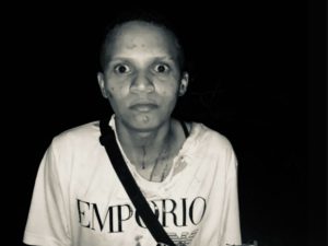Lésbica é decapitada por facção após ser forçada a cantar música; vídeo forte