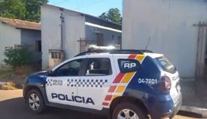 ‘Machão’ surra a companheira após crise de ciúmes, mas fica mansinho ao ver a PM em Rondonópolis
