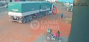 Vídeo mostra professora sendo atropelada e esmagada por carreta em MT