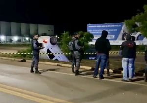 Faccionados morrem durante troca de tiros com a PM após tentarem matar rival em praça em MT; vídeo